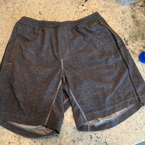Lululemon workout shorts w liner